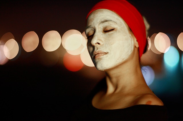 relaxující žena s maskou na obličejí