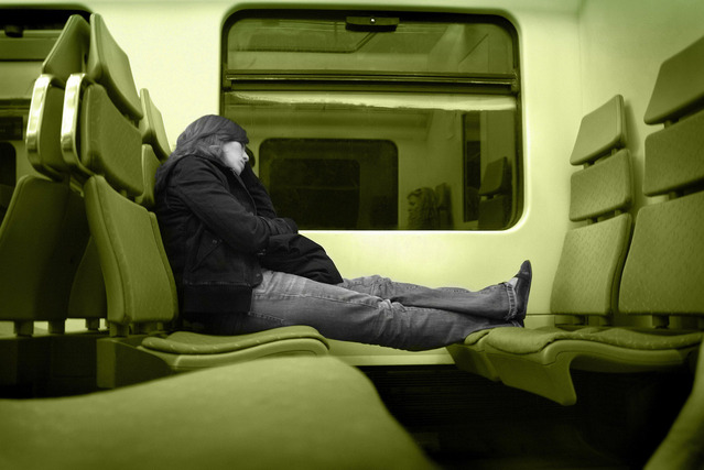 nepohodlné sezení ve vlaku