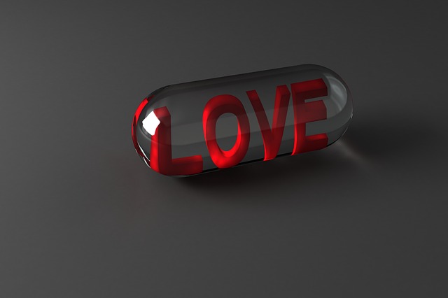 pilulka průhledná nakreslená a v ní je červený název love, šedé pozadí