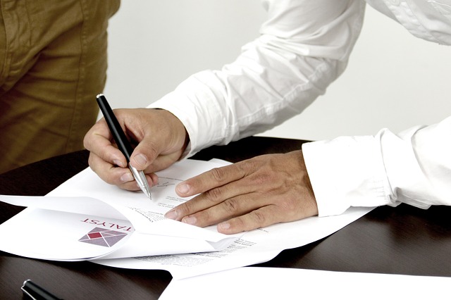 mužské ruce podepisující smlouvu
